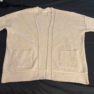 Women’s Maurices EUC open front tan knit cardigan with pockets in size XXL.
